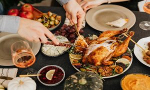 Скільки коштує свято: новорічна корзина-2025/2026 в Україні та як змінилася культура святкового столу